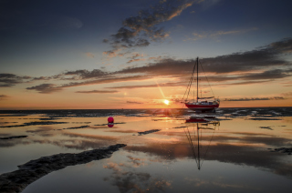 Beautiful Boat At Sunset - Fondos de pantalla gratis para 176x144