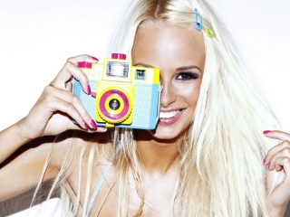 Das Happy Blonde With Holga Photo Camera Wallpaper 320x240