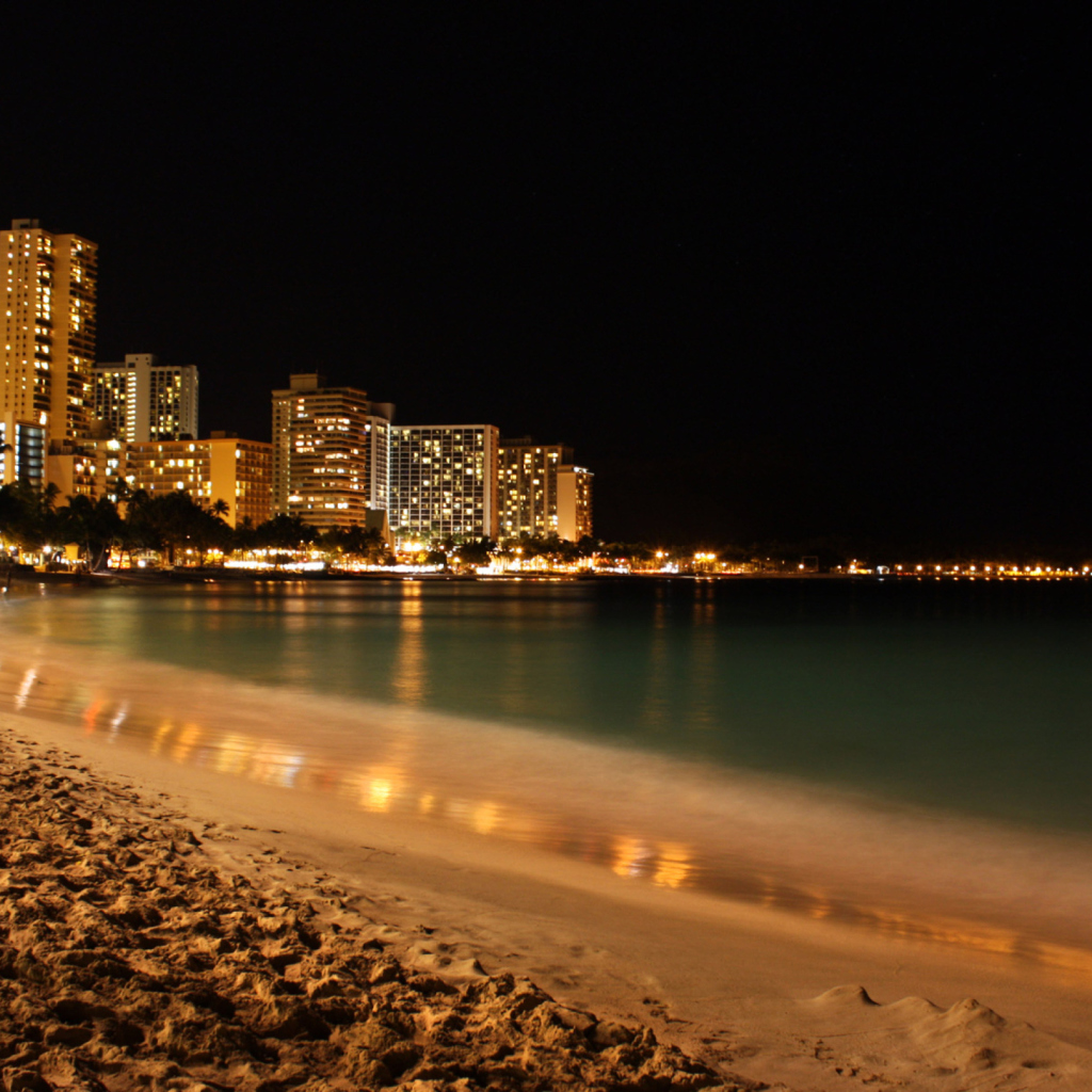 Обои Waikiki Beach At Night 1024x1024