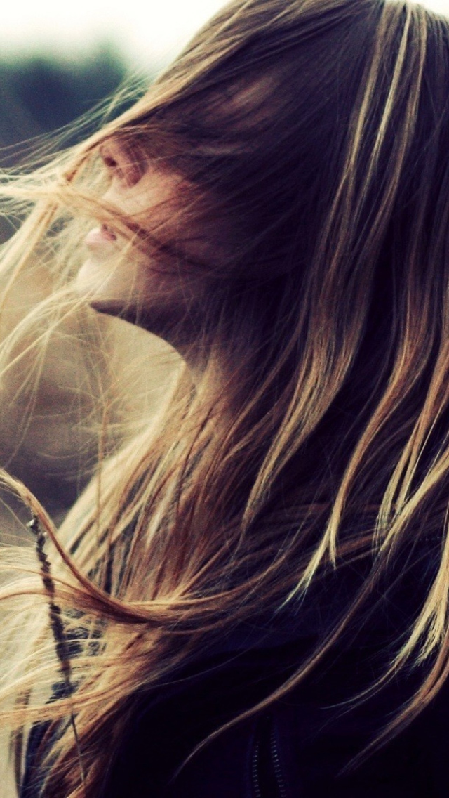 Fondo de pantalla Beautiful Girl With Wind In Her Hair 640x1136