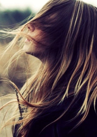 Beautiful Girl With Wind In Her Hair - Obrázkek zdarma pro 128x160