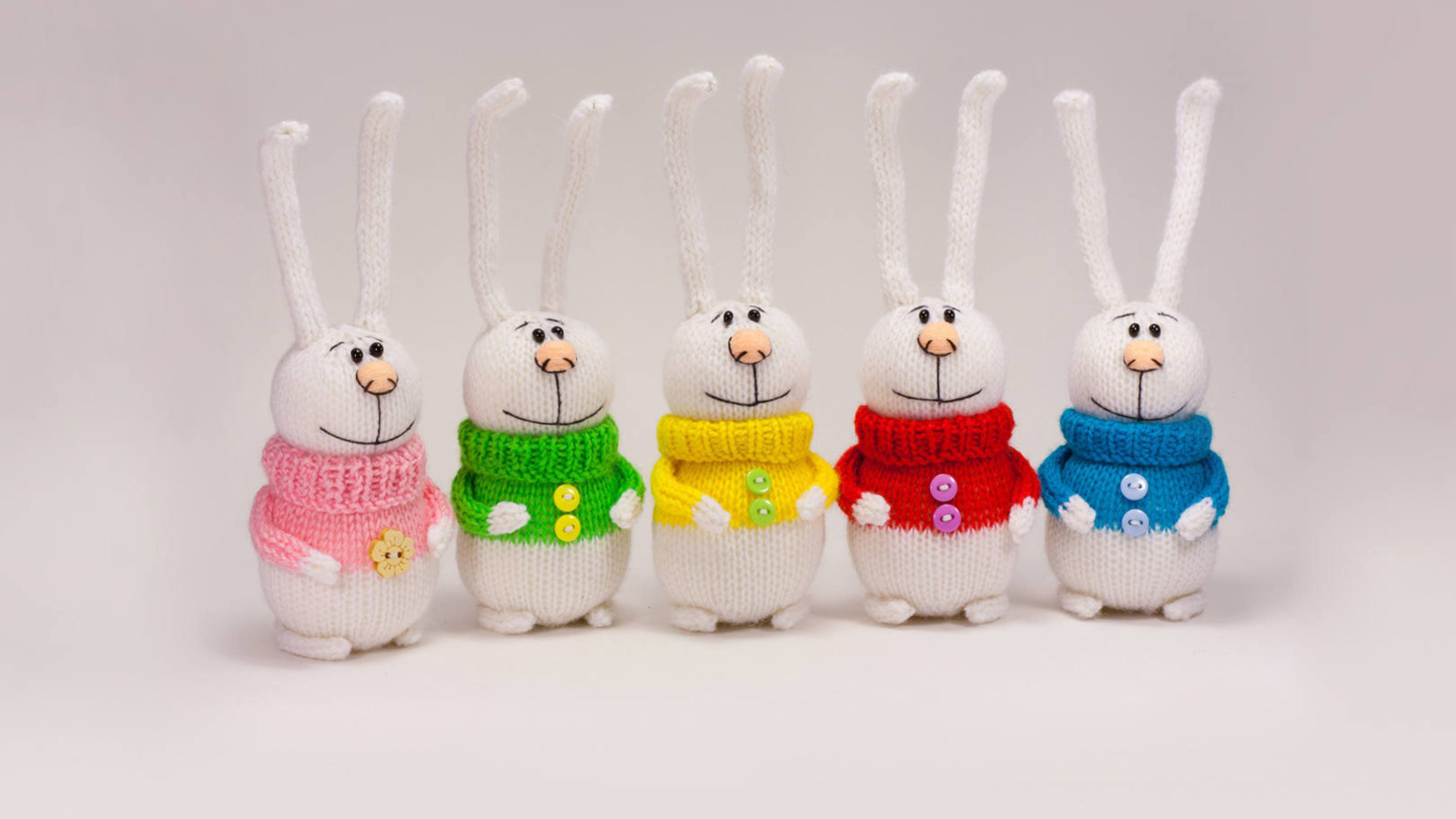 Fondo de pantalla Knitted Bunnies In Colorful Sweaters 1600x900