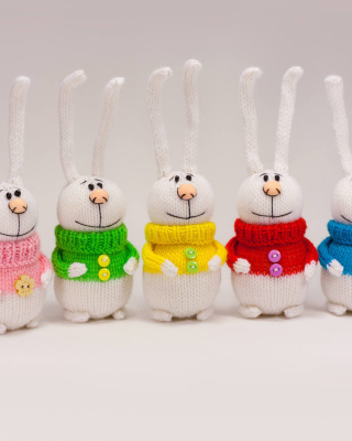 Knitted Bunnies In Colorful Sweaters sfondi gratuiti per iPhone 6