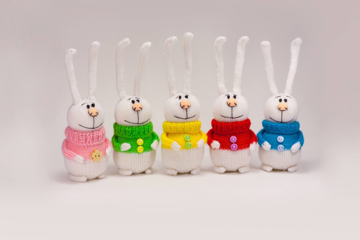 Fondo de pantalla Knitted Bunnies In Colorful Sweaters