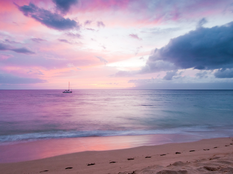 Screenshot №1 pro téma Pink Evening And Lonely Boat At Horizon 800x600