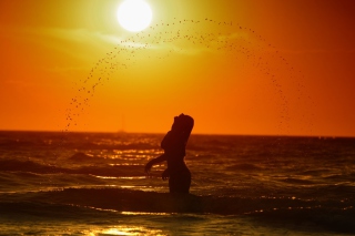 Girl In Ocean - Obrázkek zdarma pro Sony Xperia M