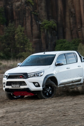 Das Toyota HiLux TRD Wallpaper 320x480