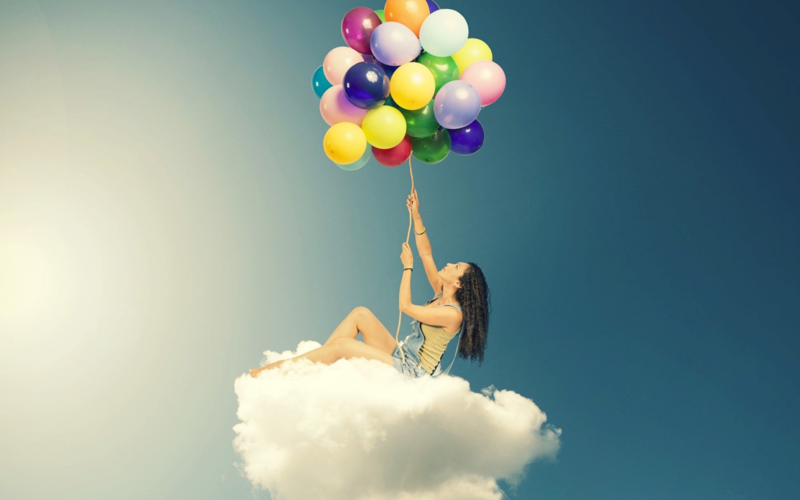 Fondo de pantalla Flyin High On Cloud With Balloons 2560x1600