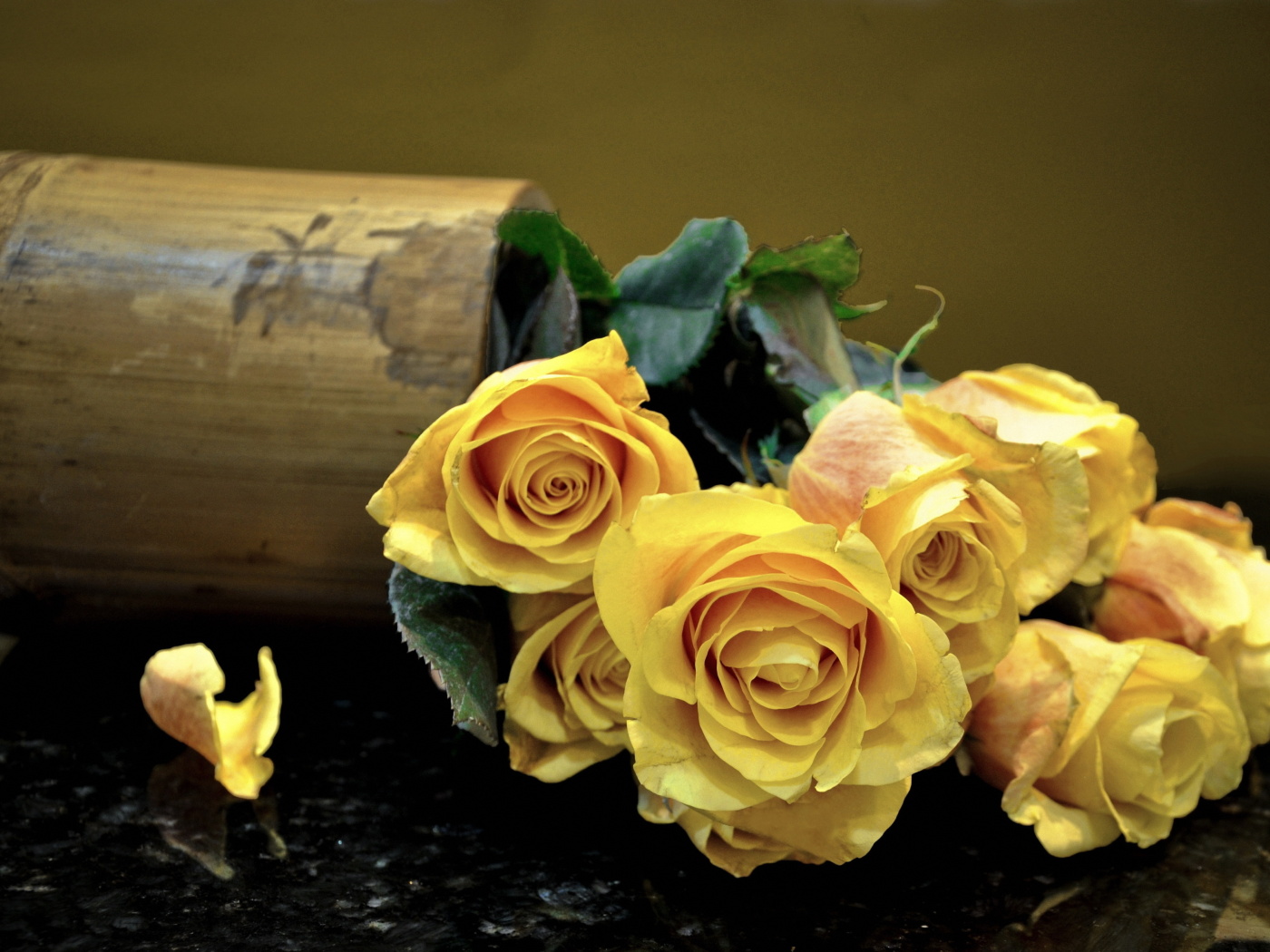 Обои Melancholy Yellow roses 1400x1050