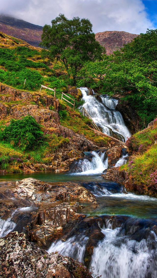Das Snowdonia National Park in north Wales Wallpaper 640x1136