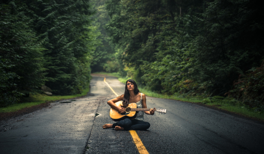 Das Girl Playing Guitar On Countryside Road Wallpaper 1024x600