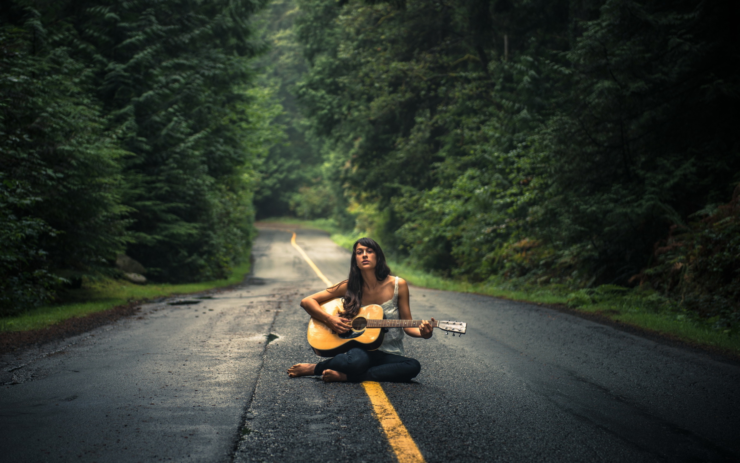 Das Girl Playing Guitar On Countryside Road Wallpaper 2560x1600