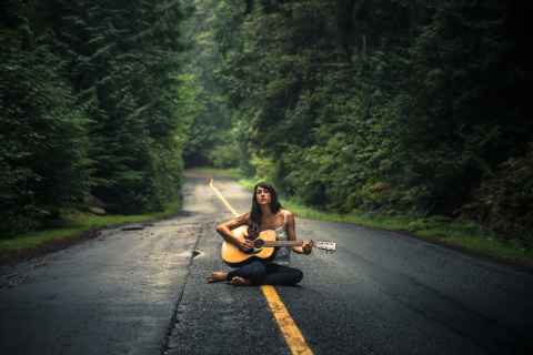 Sfondi Girl Playing Guitar On Countryside Road 480x320