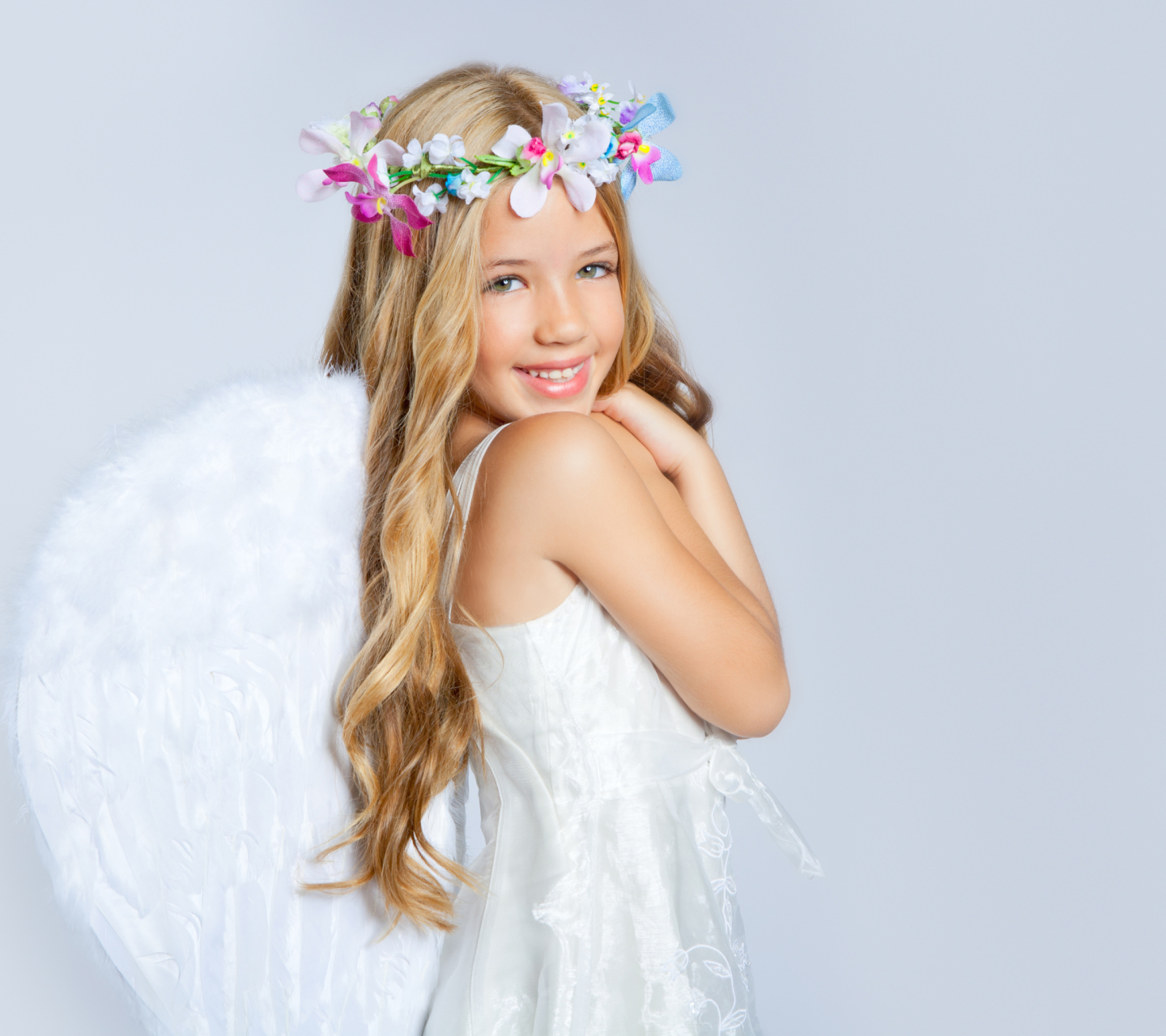 Обои Little White Angel 1440x1280