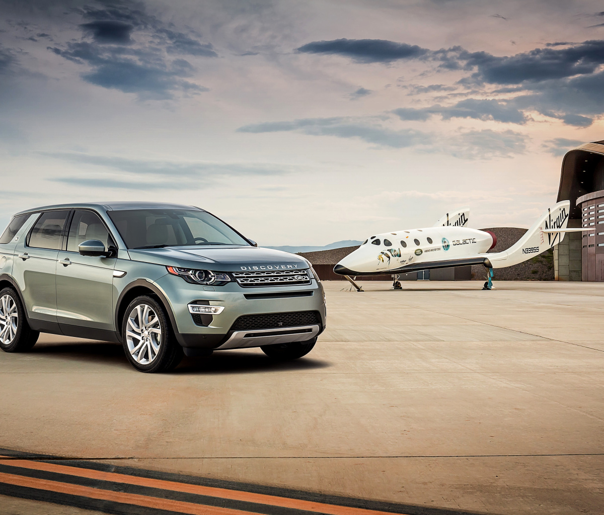 Land Rover Discovery Sport in Hangar screenshot #1 1200x1024