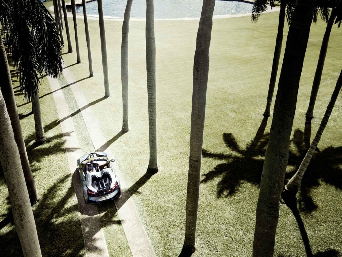 Screenshot №1 pro téma BMW i8 Concept Spyder Under Palm Trees 1400x1050