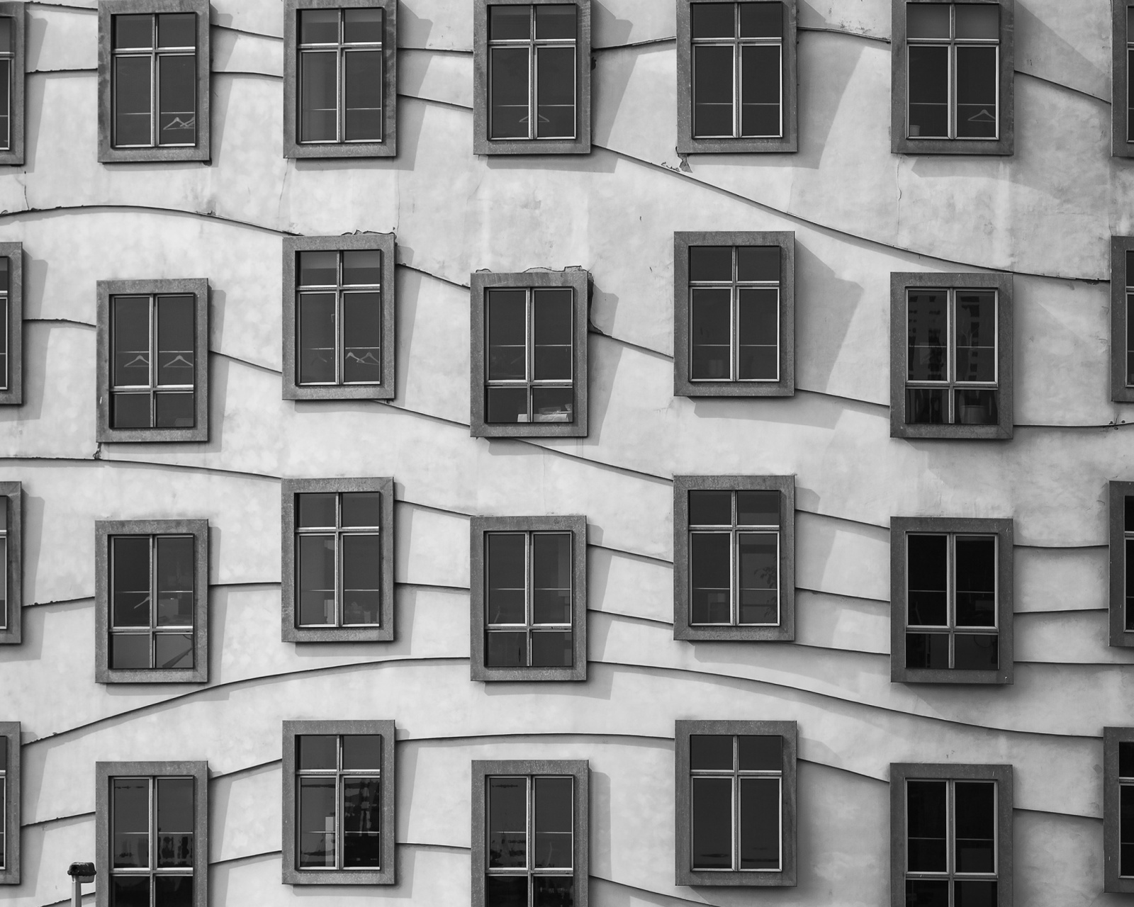 Sfondi Windows Geometry on Dancing House 1600x1280