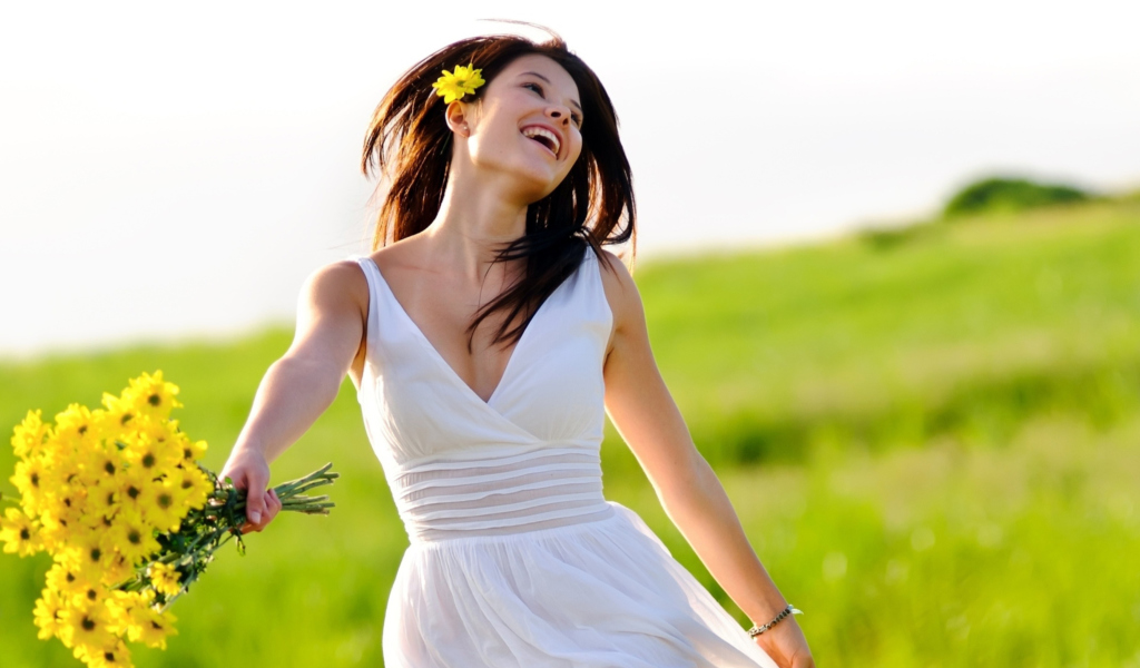 Screenshot №1 pro téma Happy Girl With Yellow Flowers 1024x600
