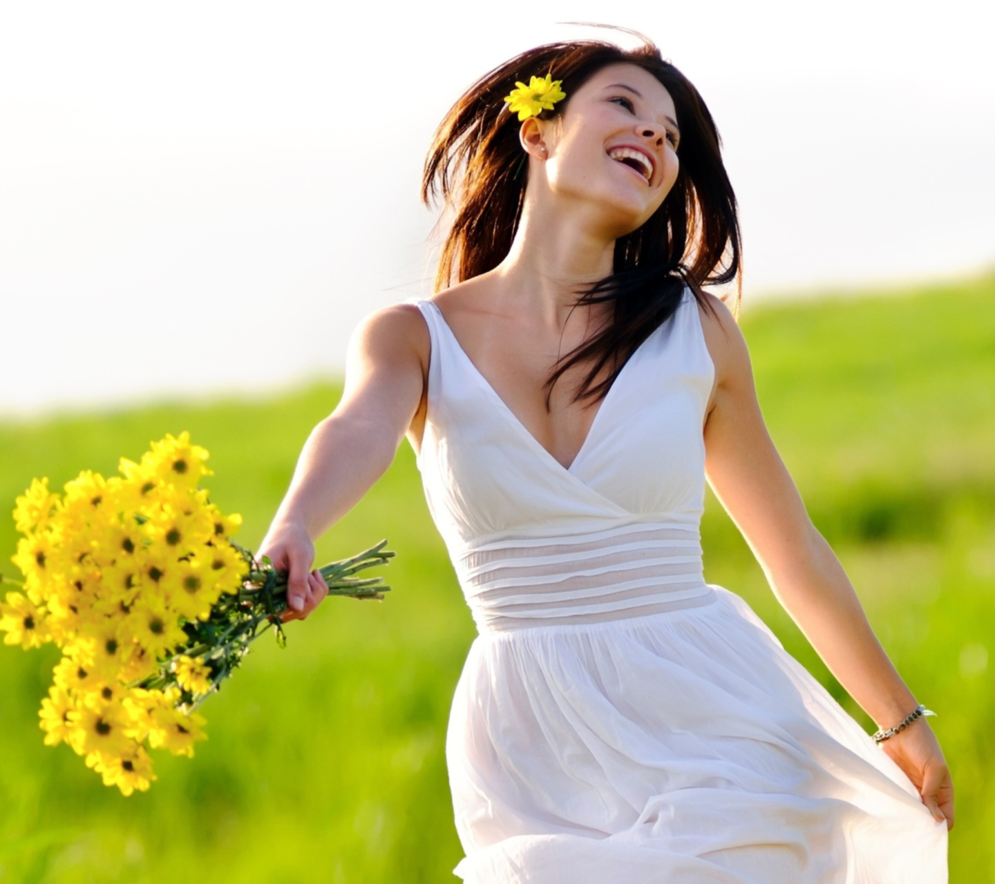 Обои Happy Girl With Yellow Flowers 1440x1280