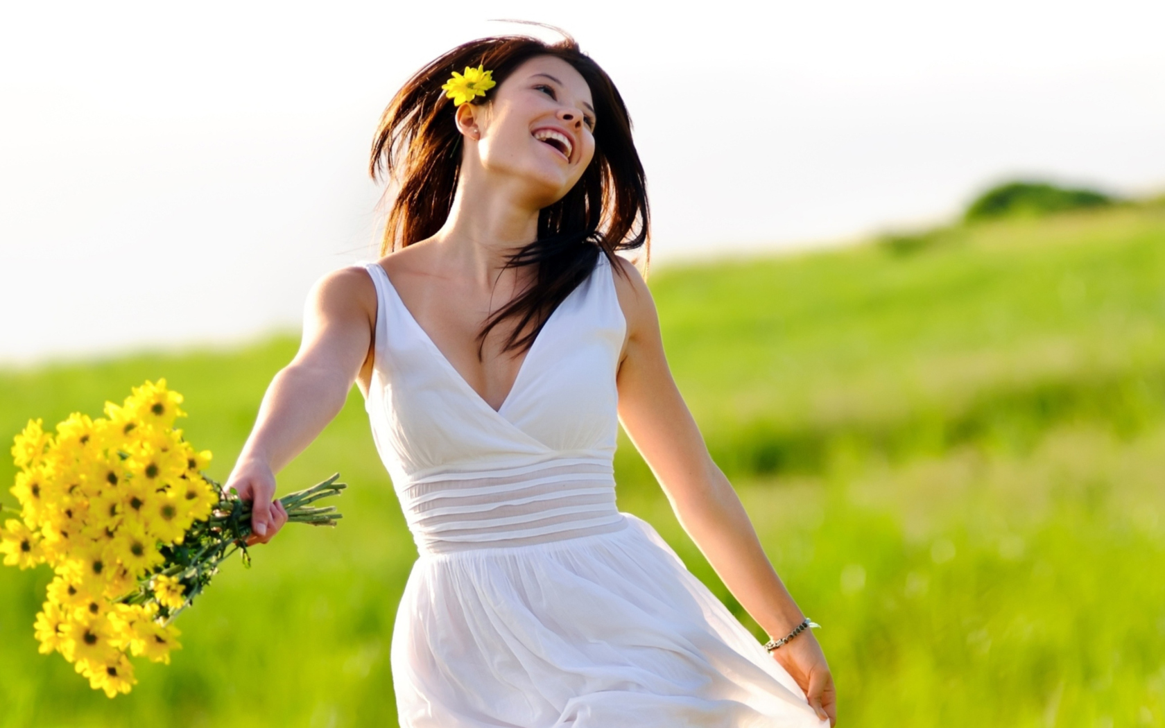 Sfondi Happy Girl With Yellow Flowers 1680x1050