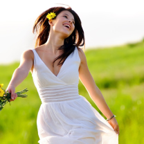 Обои Happy Girl With Yellow Flowers 208x208