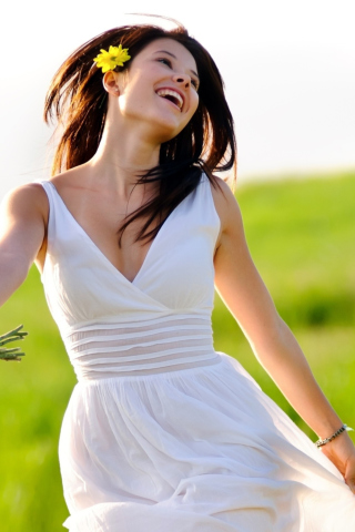 Screenshot №1 pro téma Happy Girl With Yellow Flowers 320x480