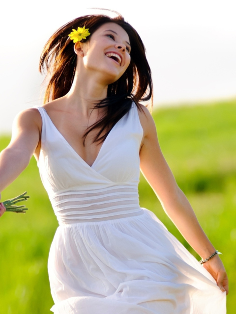 Screenshot №1 pro téma Happy Girl With Yellow Flowers 480x640