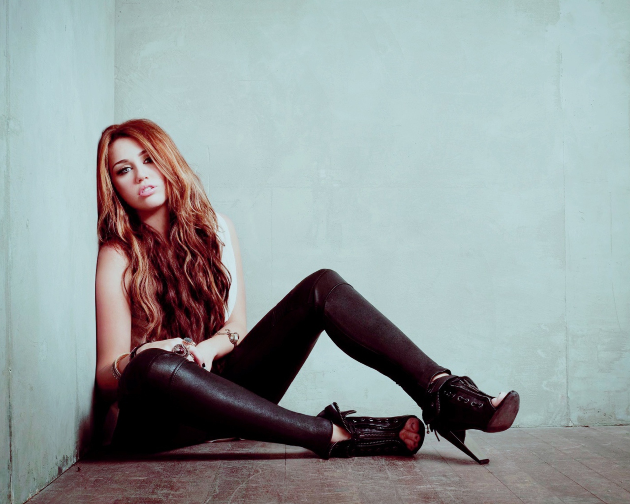 Обои Miley Cyrus Hot 1280x1024