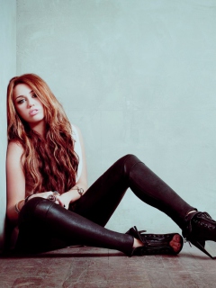 Fondo de pantalla Miley Cyrus Hot 240x320