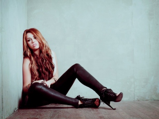 Sfondi Miley Cyrus Hot 320x240