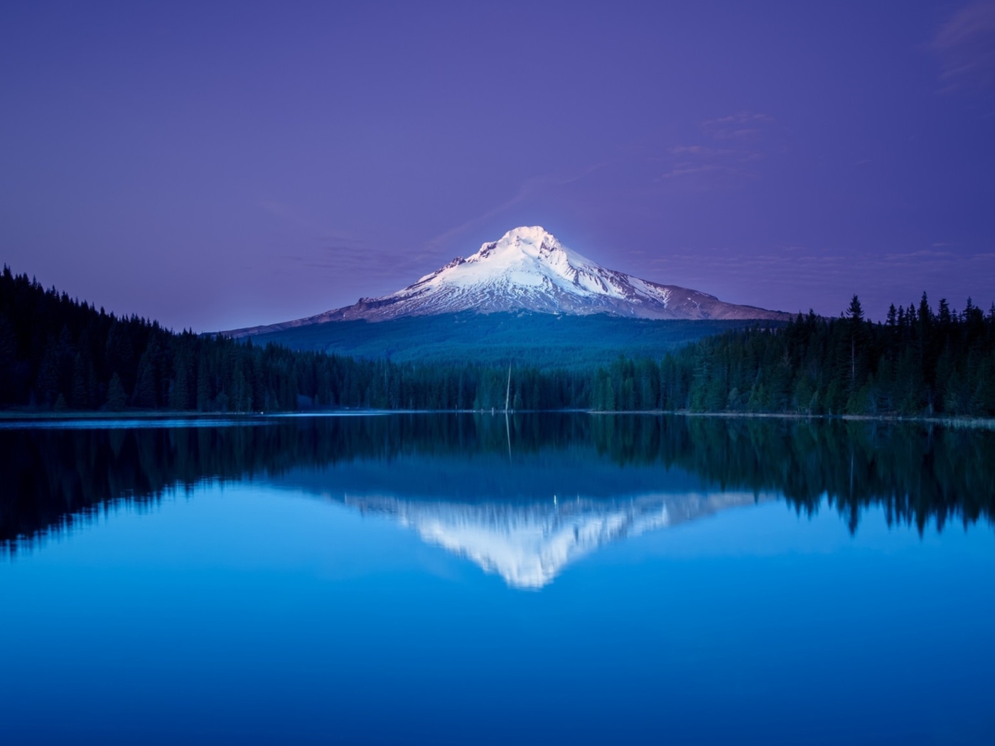Fondo de pantalla Mountains with lake reflection 1400x1050