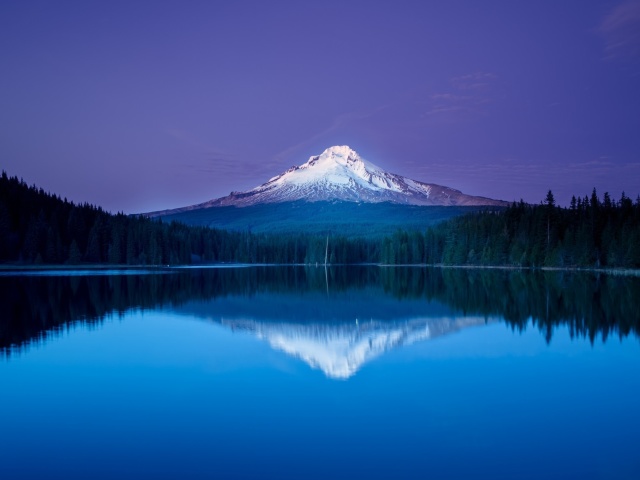 Fondo de pantalla Mountains with lake reflection 640x480