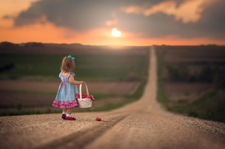 Little Girl With Flower Basket - Obrázkek zdarma 