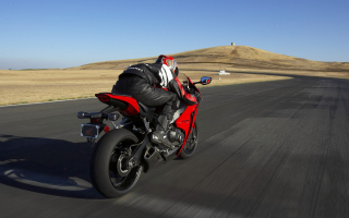 Riding Red Bike - Obrázkek zdarma pro Sony Xperia Z