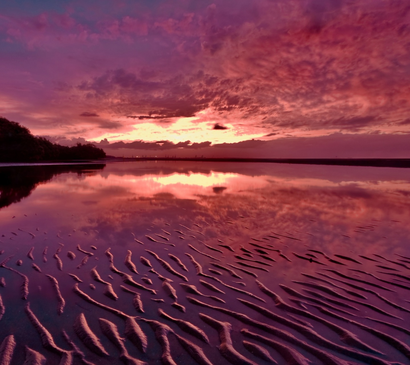 Fondo de pantalla Red Sunset and Lake Surface 1440x1280
