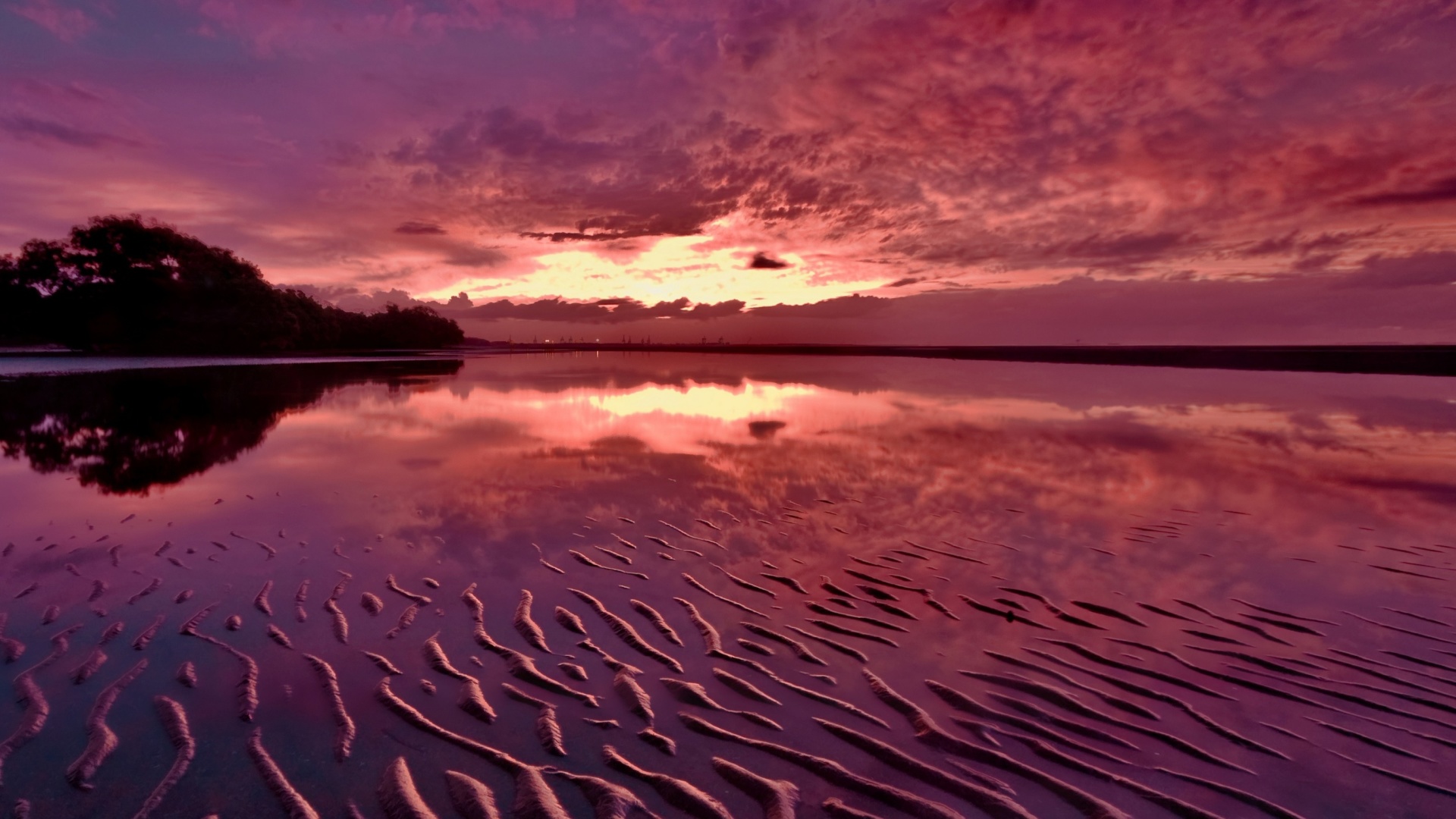 Fondo de pantalla Red Sunset and Lake Surface 1920x1080