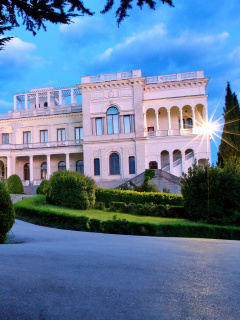 Sfondi Livadia Palace in Crimea 240x320