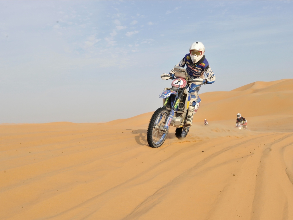 Moto Rally In Desert wallpaper 1024x768