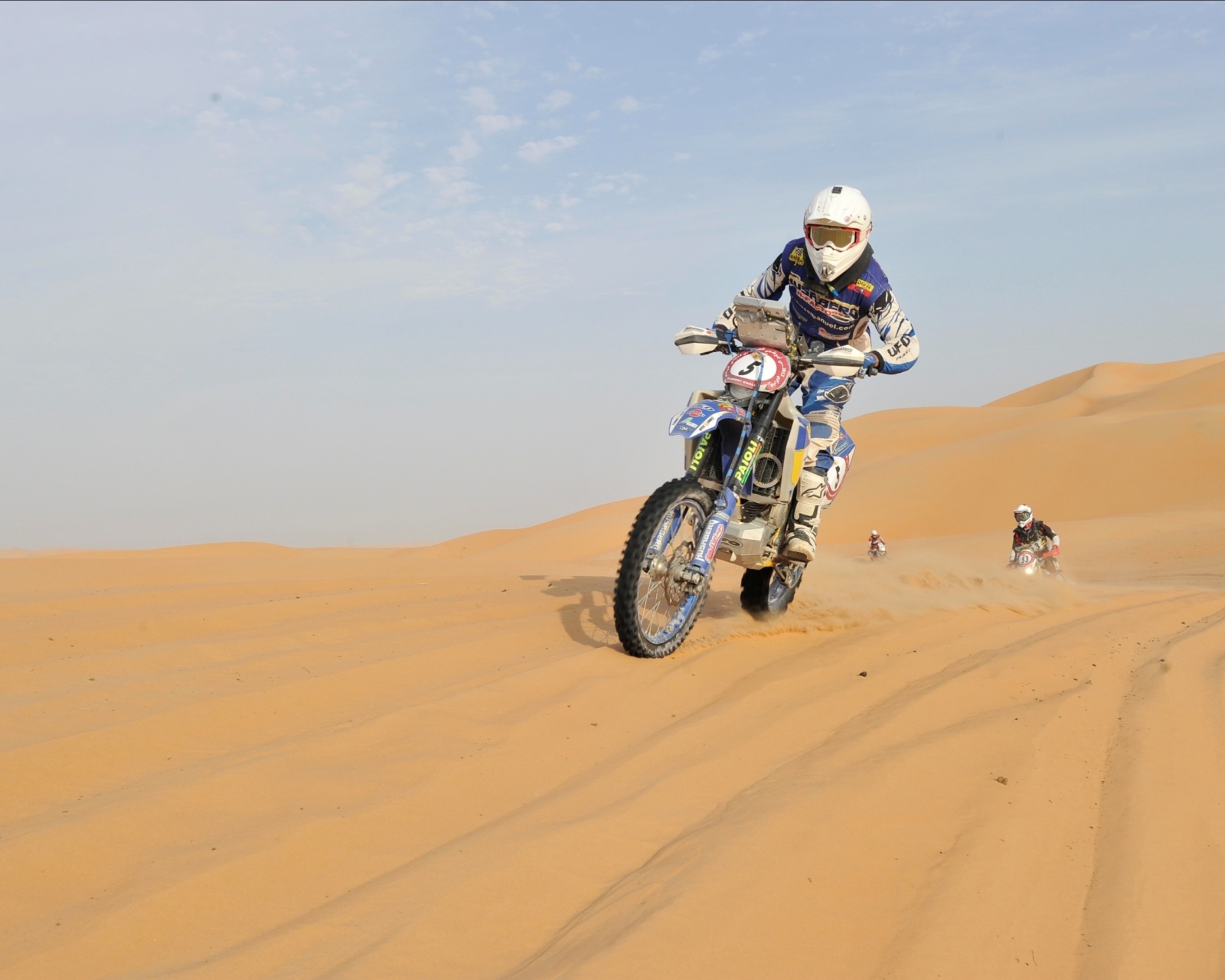 Fondo de pantalla Moto Rally In Desert 1600x1280