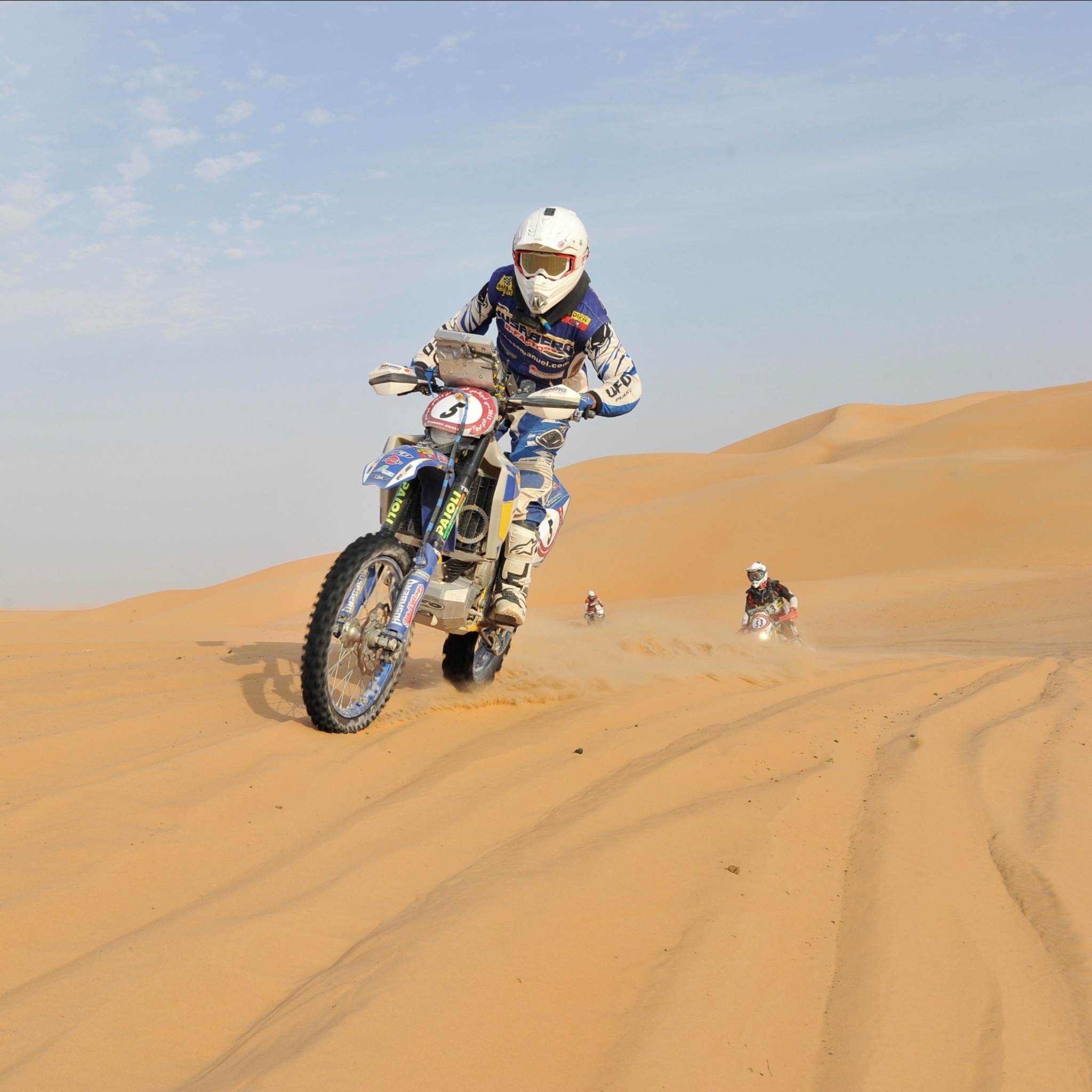 Обои Moto Rally In Desert 2048x2048