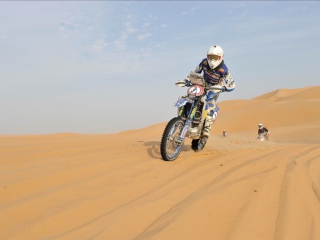 Moto Rally In Desert wallpaper 320x240