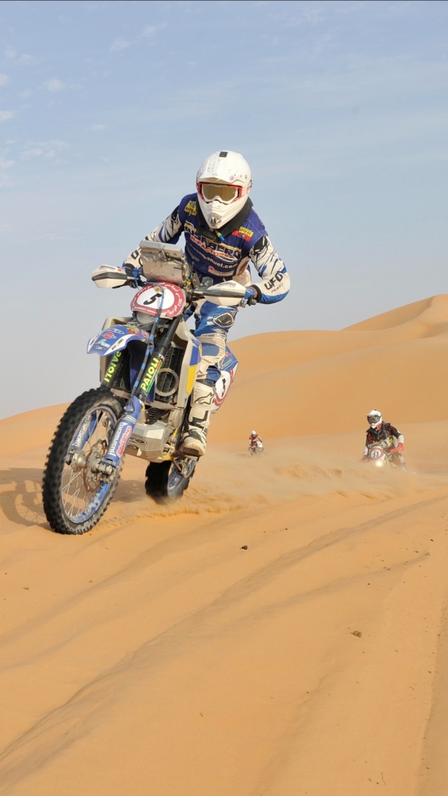 Moto Rally In Desert wallpaper 640x1136