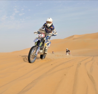 Kostenloses Moto Rally In Desert Wallpaper für iPad Air