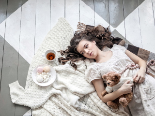 Das Romantic Girl With Teddy Bear Wallpaper 320x240