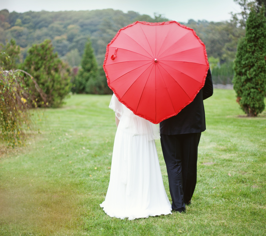 Обои Just Married Couple Under Love Umbrella 1080x960