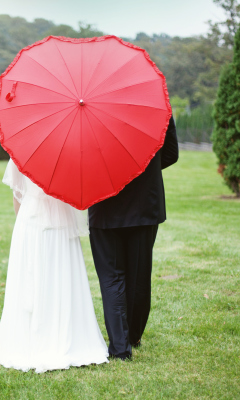 Das Just Married Couple Under Love Umbrella Wallpaper 240x400