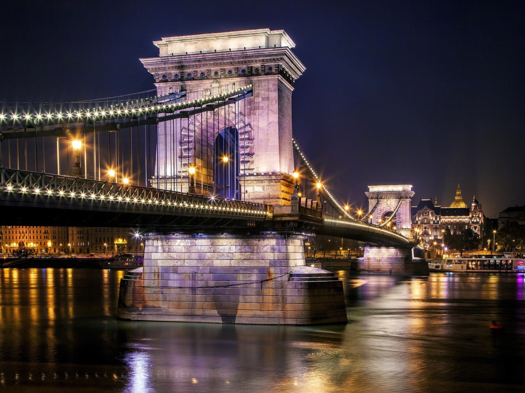 Das Chain Bridge in Budapest on Danube Wallpaper 1024x768