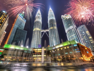 Sfondi Petronas Towers in Kuala Lumpur (Malaysia) 320x240