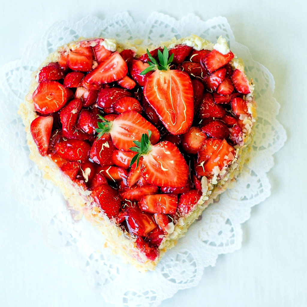 Обои Heart Cake with strawberries 1024x1024