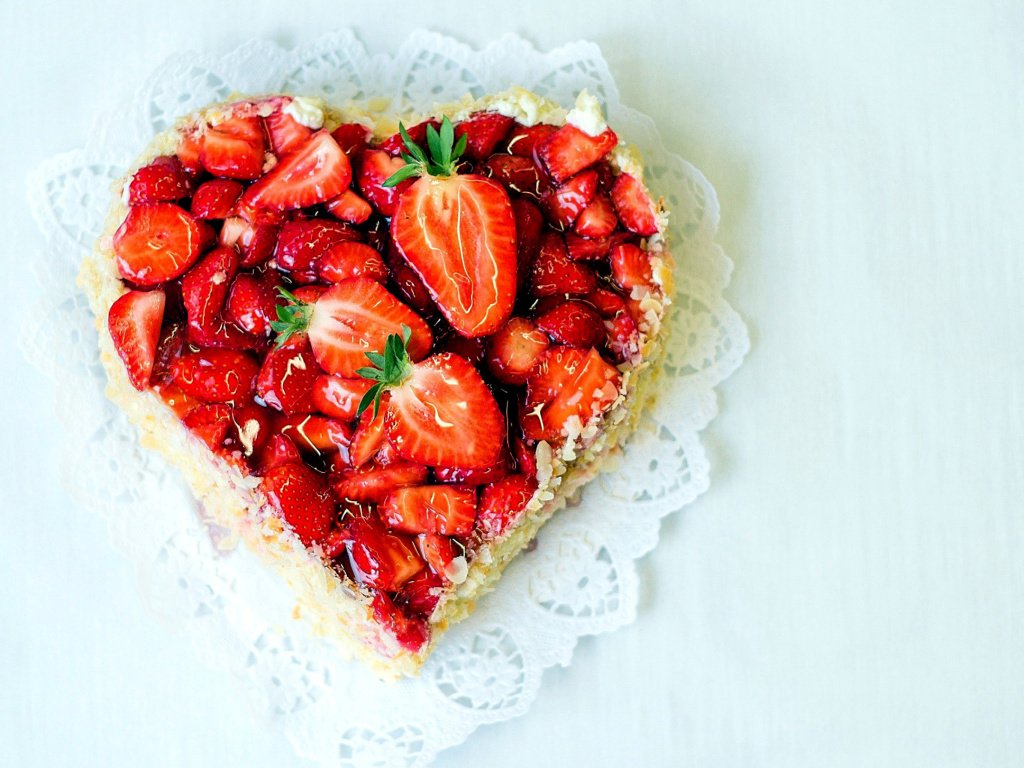 Обои Heart Cake with strawberries 1024x768